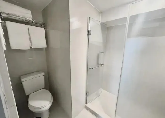 Stylish Loft, 65 In Uhdtv W Fast Wifi + Pool & Gym *