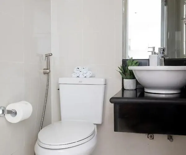 Stylish Loft, 65 In Uhdtv W Fast Wifi + Pool & Gym *