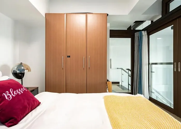 Stylish Loft, 65 In Uhdtv W Fast Wifi + Pool & Gym